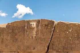 detail des sonnentors in tiwanaku tiahuanaco