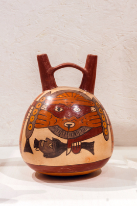 altes peruanisches keramisches Schiff mit einem Bild eines Dämons mit einem abgetrennten Kopf, Nazca-Kultur