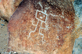 petruglyphen felsen mit menschlicher figur archäologische stätte der kultur caralegan